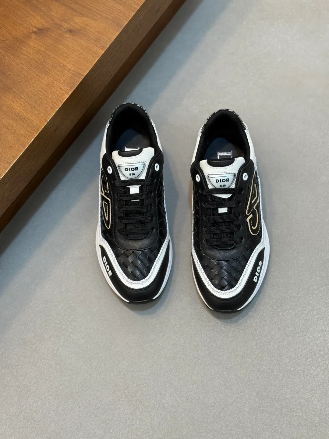 💰800 Dior's latest men's fashion sneakers. This item draws inspiration from retro jogging shoes. Featuring a thick, low-top design, it features a mesh fabric upper and an ultra-light rubber foam sole. The side is decorated with an embossed "Di~r" logo. Code number: 39-44 (order 38, 45, 46)